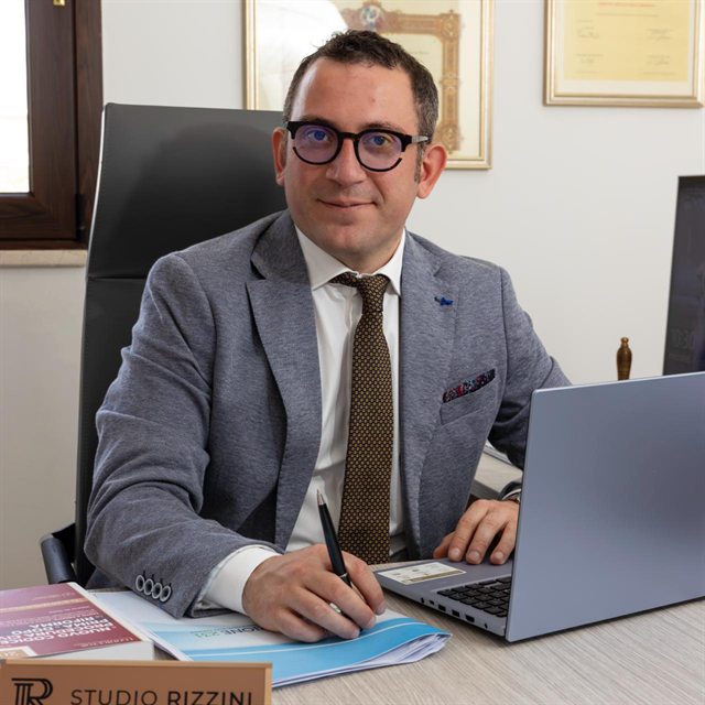 L'avvocato Gianvito Rizzini nel suo studio a Tiggiano
