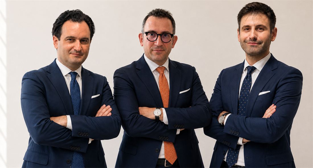 Gianvito Rizzini insieme agli avvocati Marco Alifano e Simone Spennato