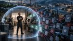 Un artigiano nella sua officina protetta da una cupola trasparente, mentre intorno scorrono i flussi di dati della filiera