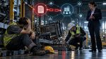 Reparto produttivo dopo un infortunio, con un operaio seduto a terra e un tecnico che effettua rilievi; sopra la scena una catena spezzata collega un documento alla sagoma di uno stabilimento